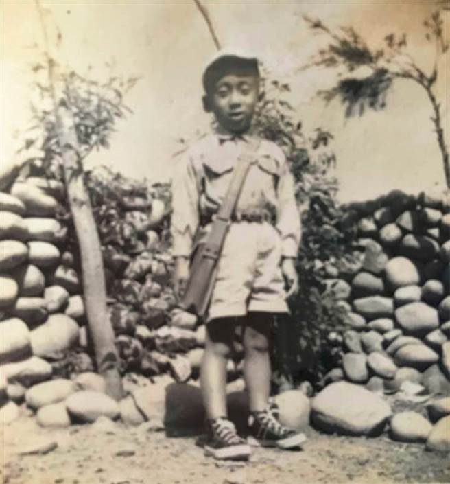 苦苓在脸书贴出他的儿时照片，引发网友爆笑说堪称「老起来等」的最佳示范。（图／翻摄自苦苓脸书）