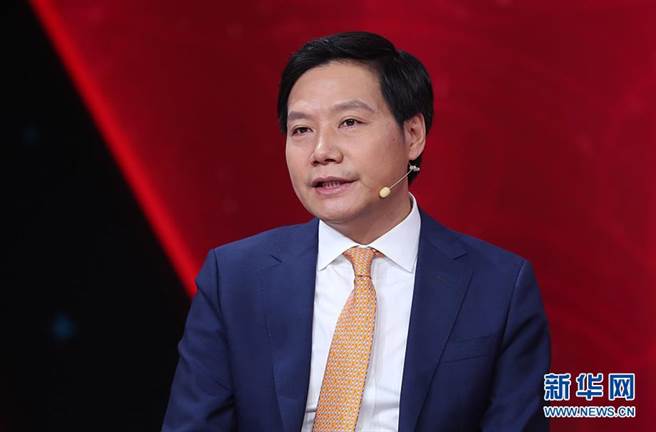 近日，小米科技创始人、董事长兼CEO雷军接连退出多家小米关联公司法定代表人、执行董事或董事长职务。(新华网)