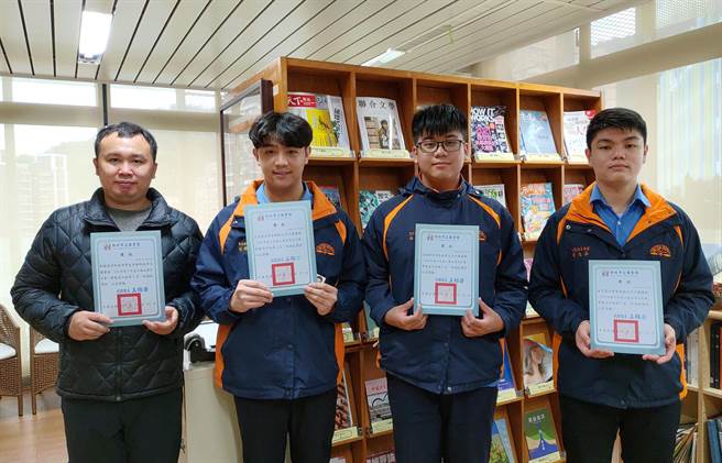 新北市私立竹林高中资料处理科团队则以「新北市民对于莱猪开放进口后的国产猪肉购买意愿分析」获得首奖。（新北市青少年图书馆提供）