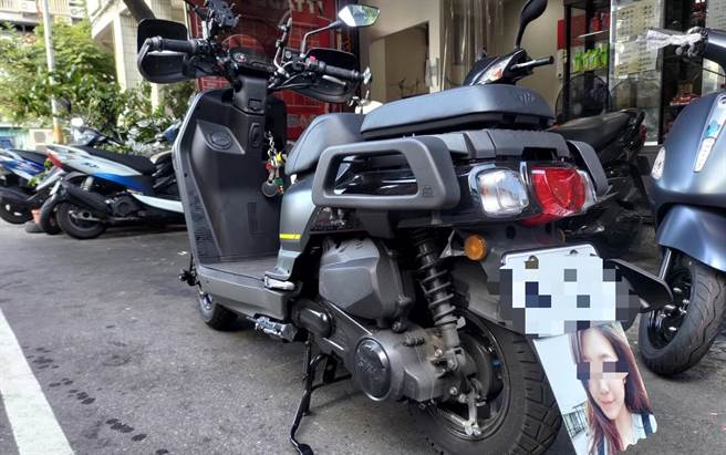 一名人夫用老婆美照做成机车挡泥板，让没有安全感的老婆可以就此心安。（图／翻摄脸书社团爆废公社公开版）