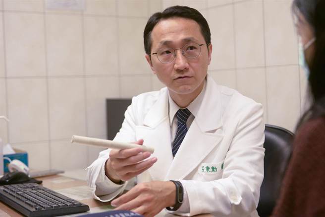 呂秉勳醫師向病人說明艾灸的方法。（台北慈濟醫院提供）