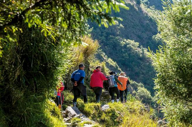 为了山友安全，确认设施状况并修整维护是巡查员工作之一。图为方有水带领参与协同维护计画的布农族年轻人，上山修补受到大雨冲刷的步道。(图／庄坤儒)
