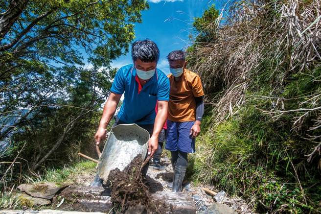 巡查员会仔细确认步道的完整与平坦状况，判别何处需要修整，而为了贴近原始环境，同时确保山友安全，玉山採用天然枕木与夯实泥土的方式铺设步道。
(图／庄坤儒)