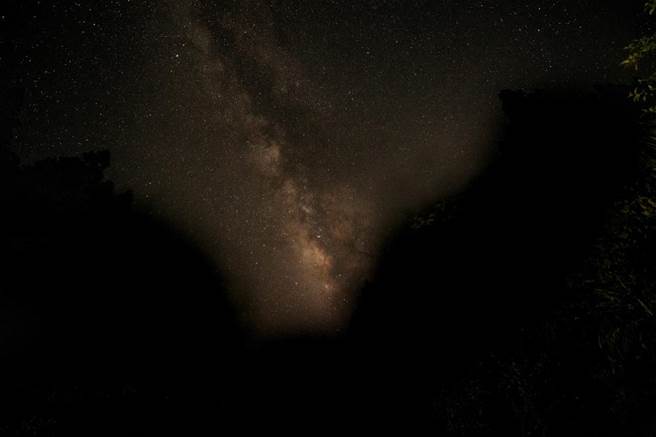 入夜后，在无光害的雪霸生态保护区里，仰头便可看到满天星星，璀璨银河横跨天空。(图／庄坤儒)

