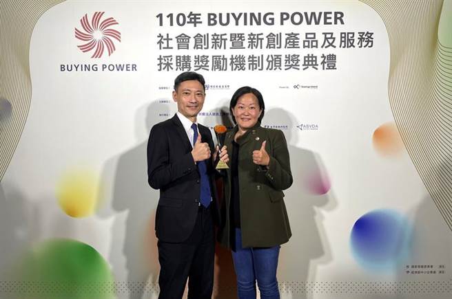 （台新銀行獲「Buying Power」獎，支付金融處資深協理孟祥璽（左）代表領獎。圖／台新銀行提供）