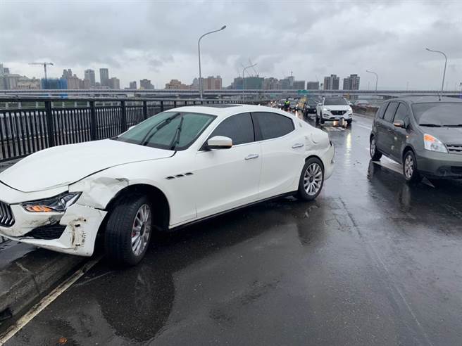 疑因天雨路滑，玛莎拉蒂打滑自撞。（民眾提供）