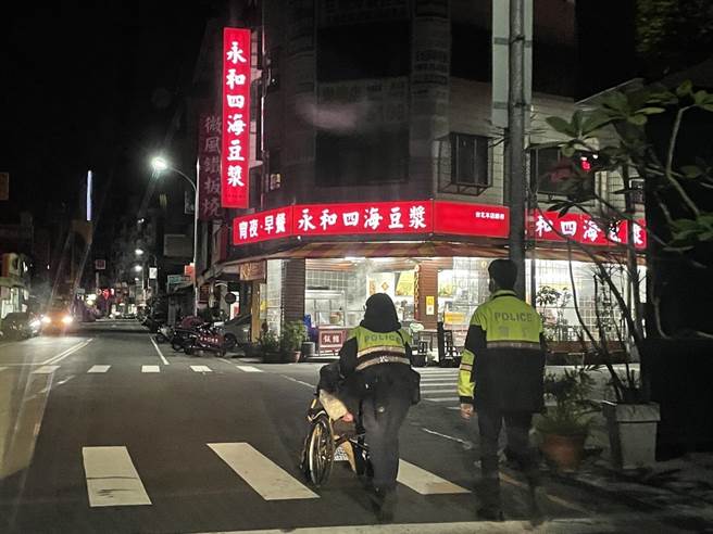 员警协助推轮椅将行动不便的王男送返300公尺远的家中休息。（读者提供／张妍溱台中传真）