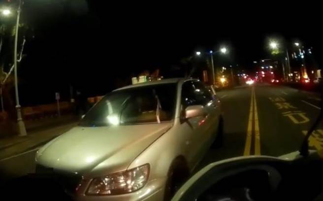 高雄37岁陈姓男子12日凌晨驾车在苓雅区停等红灯时，因为未开大灯遭巡逻员警示意盘查，随后，陈男疑似因为过于紧张，竟将方向灯误开成雨刷功能。（翻摄画面／洪浩轩高雄传真）