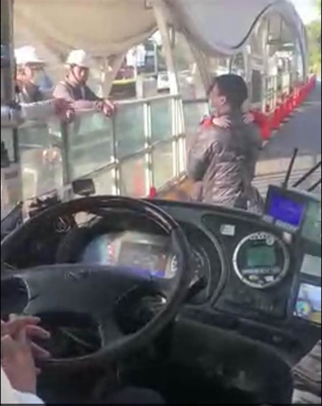 該名男子一時不知如何是好？抱著小孩站在公車前，以肉身擋車。(翻攝網路)