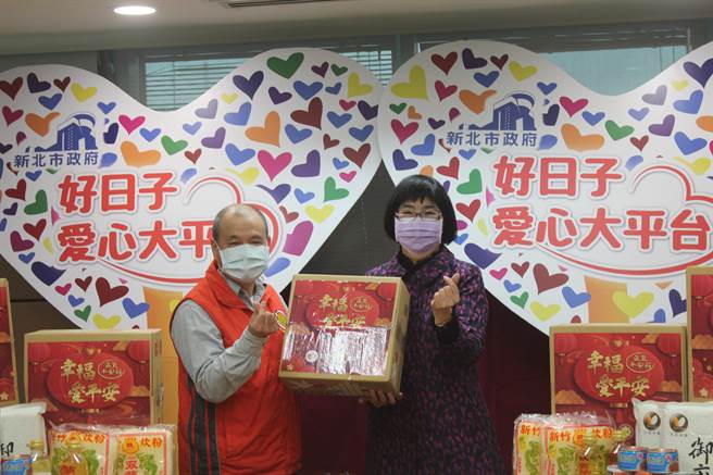 社團法人中華仁道關懷協會理事長何屏東響應「新北市好日子愛心大平台」，捐贈600箱區里平安箱，社會局長張錦麗（右）受贈。（陳慰慈攝）