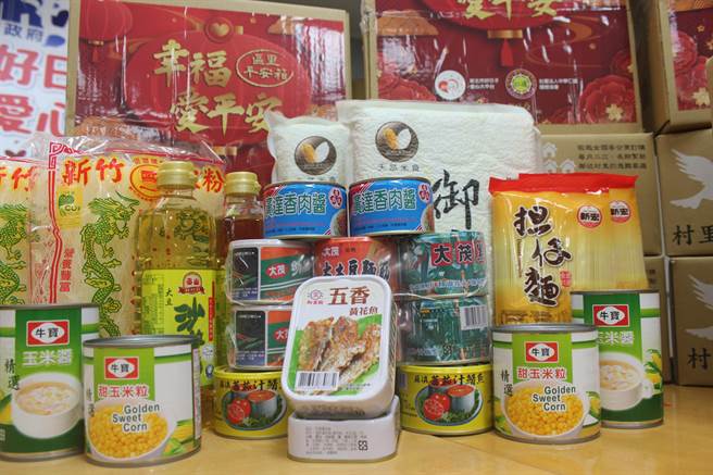 區里平安箱內有罐頭、沙拉油、麵條等，市價約500元。（陳慰慈攝）