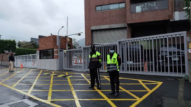 警方派員到美國學校戒護。（圖／警方提供）