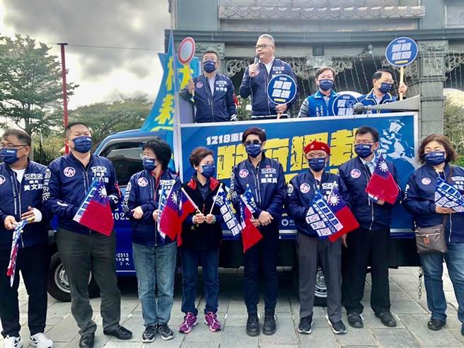 林耕仁在各区放上联合看板，日前新竹市党部办理的机车大游行，也看见林耕仁在宣传车上全程宣讲，绕行整体市区。（图：截自林耕仁脸书）

