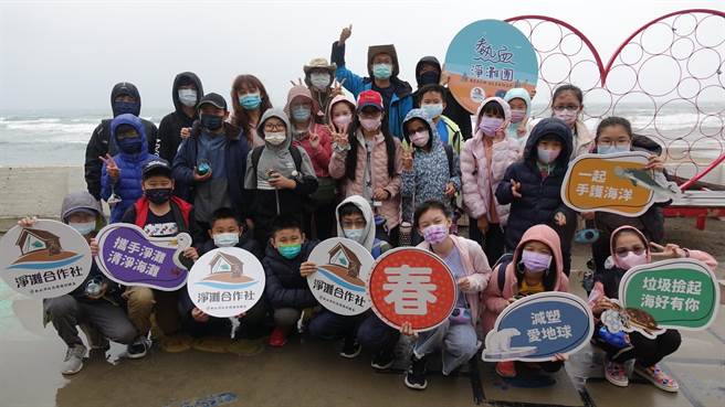 昌平国小老师李莉莉带领学生参与净滩，并将海洋废弃物变身为美丽艺术品。（新北市环保局提供）