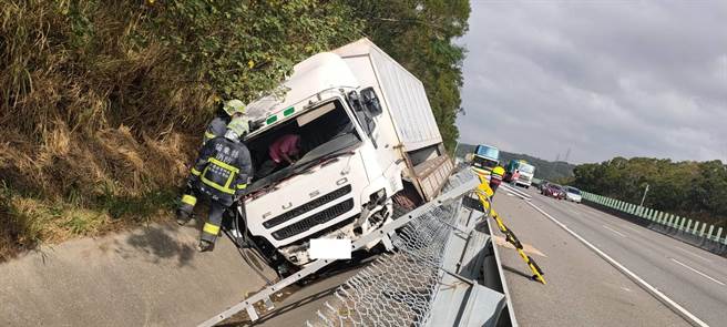 货车撞上游览车后，衝进一旁边坡护栏。（翻摄照片／李京升苗栗传真）