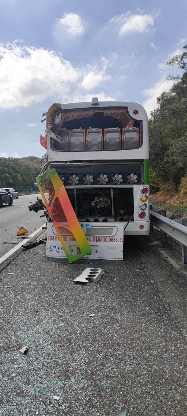 游览车被后方的货车追撞，车体零件严重毁损。（翻摄照片／李京升苗栗传真）