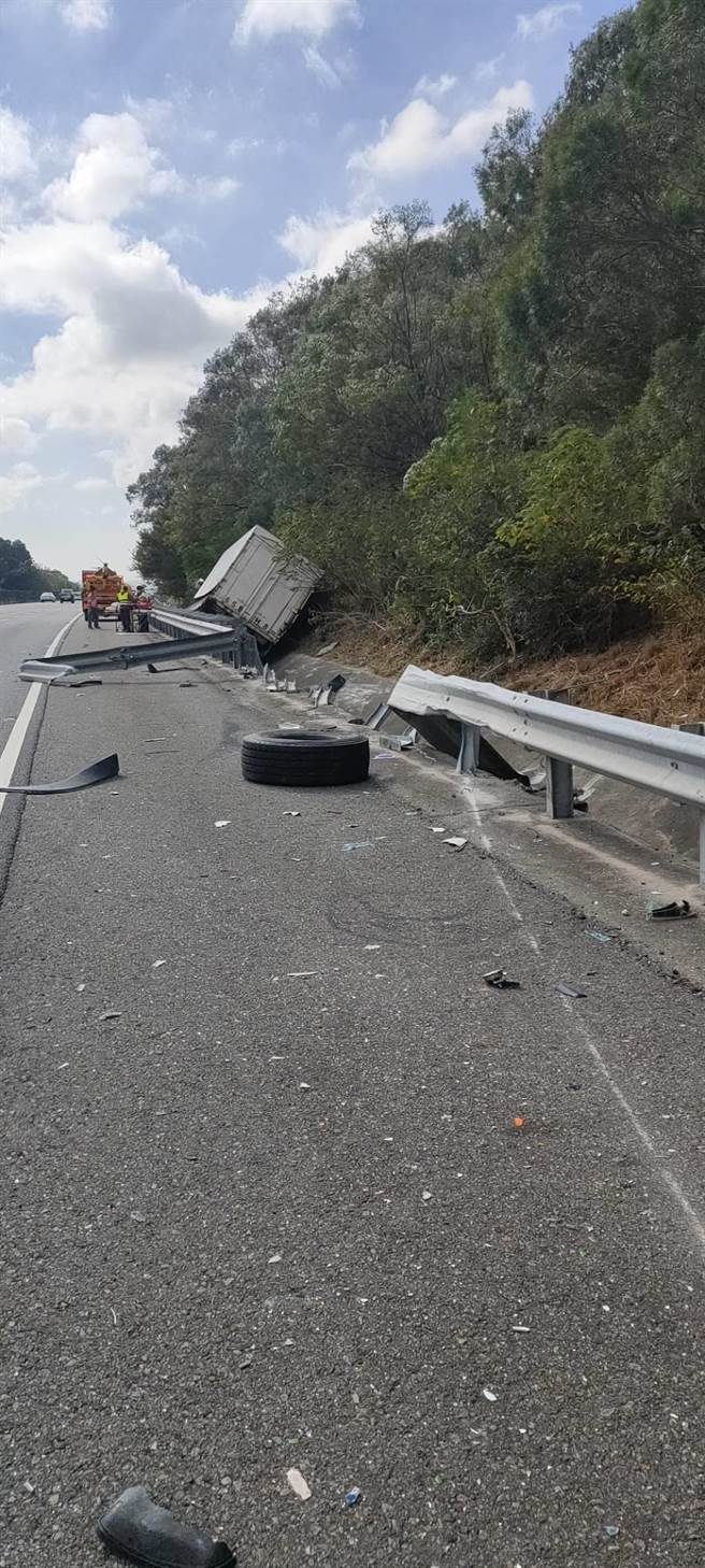车祸现场汽车零件四散满地。（翻摄照片／李京升苗栗传真）
