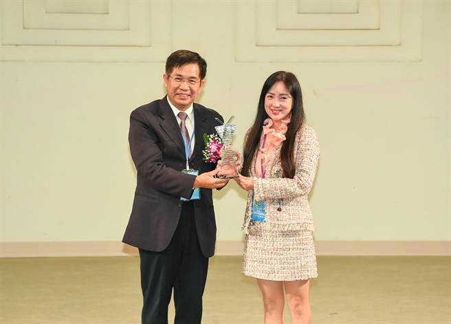 旺宏教育基金会近日获教育部颁授「社会教育贡献奖─团体奖」的荣耀。（旺宏提供／陈育贤新竹传真）