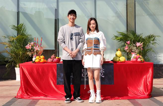 刘以豪（左）与邓丽欣首度搭檔演出。（刘以豪工作室提供）