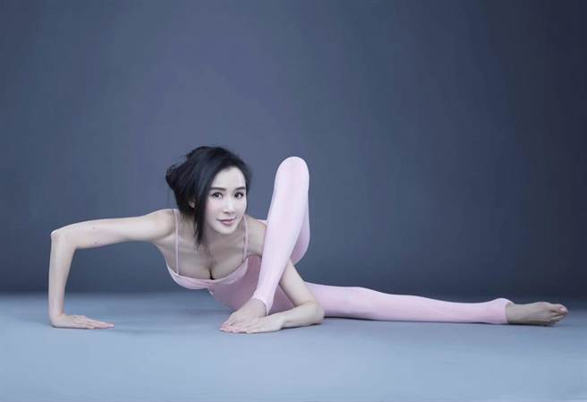 萧蔷化身粉红蜥蜴。（珍世美学慈善基金会提供）