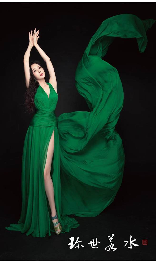 学习书法多年的萧蔷亲自为年历美照亲笔题字。（珍世美学慈善基金会提供）