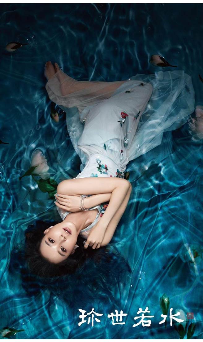 学习书法多年的萧蔷亲自为年历美照亲笔题字。（珍世美学慈善基金会提供）