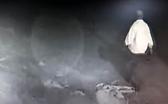 饭店员从监视器发现黄男失踪前最后身影。（翻摄画面）