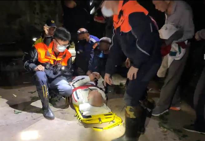 搜救人员将黄男送医，结束一场惊魂记。（翻摄画面）