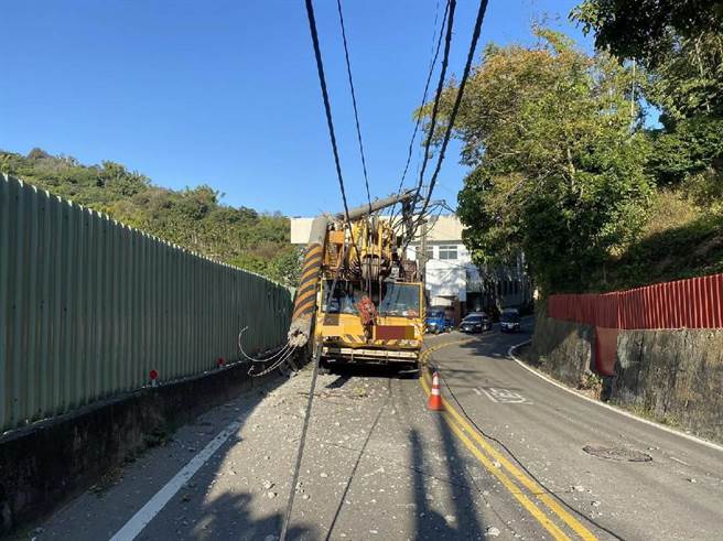 陈姓男子驾驶拖车，上方吊杆不慎勾到电线，导致电杆遭折断。（民眾提供）