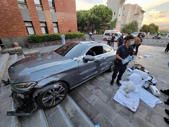 李姓舍监开车衝上北艺大行政大楼想要向校长表达诉求，检察官依妨害自由罪提起公诉。（图／翻摄画面）