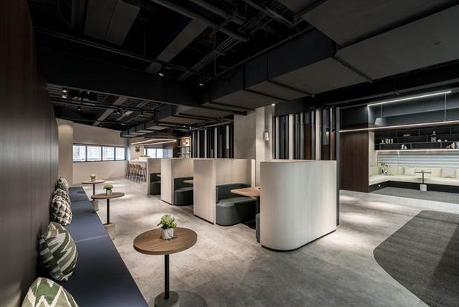 （国泰金控打造中部第一个金融科技研发基地，强调办公室走轻工业风，让员工可在轻松气氛中在地工作。图／国泰金提供）