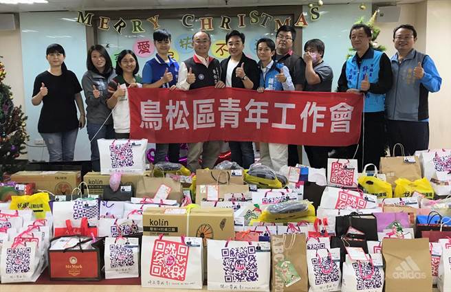 耶誕節將至，國民黨高雄市議員黃柏霖（左五）、國民黨高雄市委員會副主委曹桓榮（左右）一起送愛心給南高雄家扶中心的兒少。（南高雄家扶中心提供／林瑞益高雄傳真）