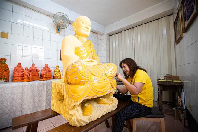 鼓山区内惟赤龙宫三尊40多年歷史清水祖师像遭白蚁严重侵蚀，杨琇文巧手修復。（袁庭尧摄）
