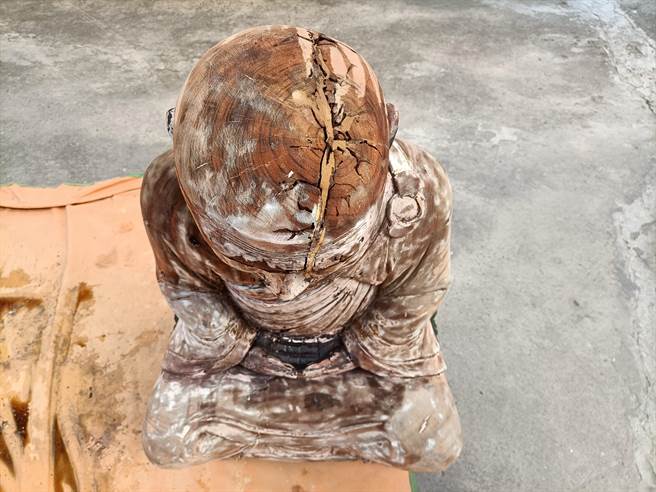 清水祖师像遭白蚁侵蚀原况。（袁庭尧摄）