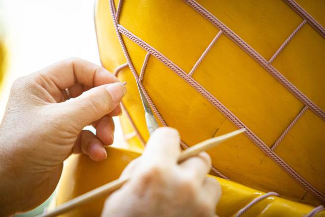 杨琇文用漆线雕重新赋予神像生命力。（袁庭尧摄）