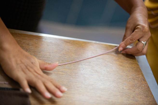 漆线雕用料、手法均相当讲究。（袁庭尧摄）