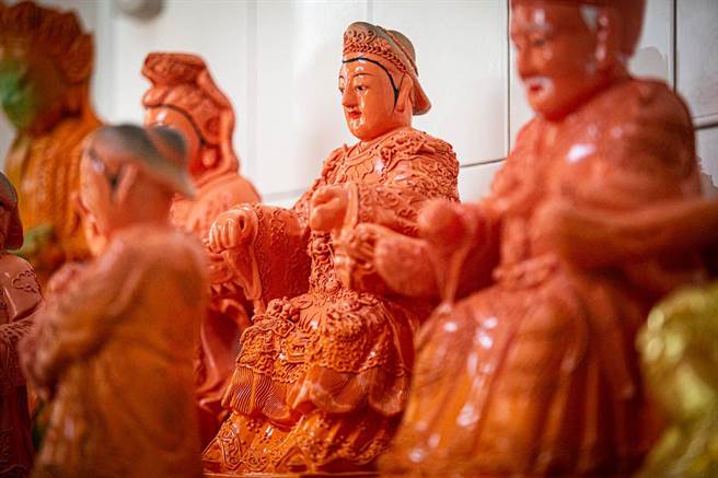 杨琇文透过细腻的漆线雕手法，将赤龙宫内其余小型神像一併翻新。（袁庭尧摄）