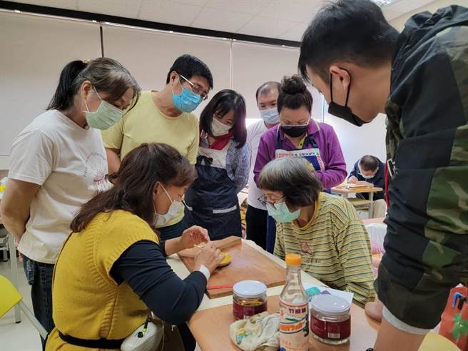 杨琇文取得文化部补助在高雄开设漆线雕基础实务班。（杨琇文提供／袁庭尧高雄传真）