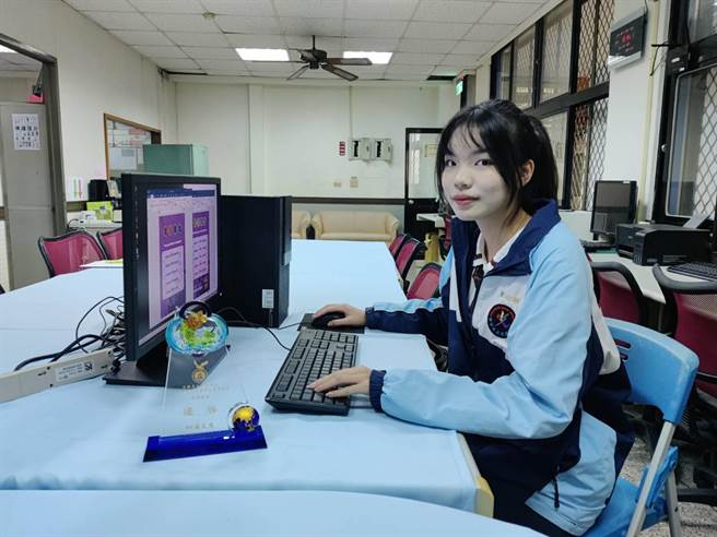 新竹市光復中学资料处理科学生范旖旎在文书处理职种获得学科最高分的佳绩，勇夺全国优胜。（陈育贤摄）