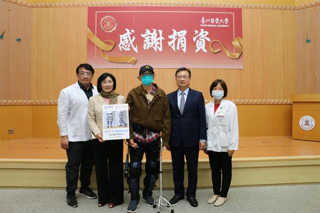 康科特公司董事长刘静怡（左二）捐赠「行动辅具机器人」予台北医学大学，北医大校长林建煌（右二）回赠感谢状表达感谢。(台北医学大学提供／林志成台北传真）