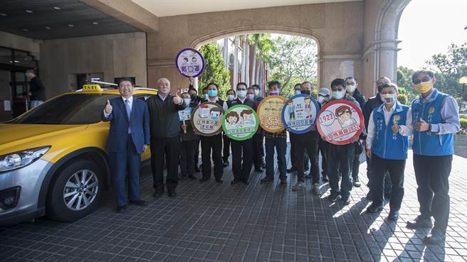县长杨文科（左）与运将们宣布新竹县防疫计程车由现有6辆扩增到20辆，让完成春节检疫专案的民眾回家团圆。（罗浚滨摄）