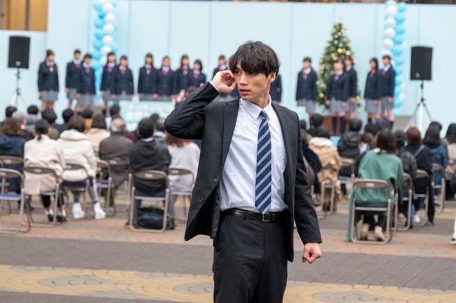 福士苍汰在《雪崩》中饰演警察。（friDay影音、KANSAI TV提供）