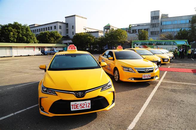 嘉义县政府从明天14日起，防疫车队服务正式上线，将投入15辆防疫计程车及4辆防疫巴士负责接驳。（嘉义县政府提供∕吕妍庭嘉义传真）