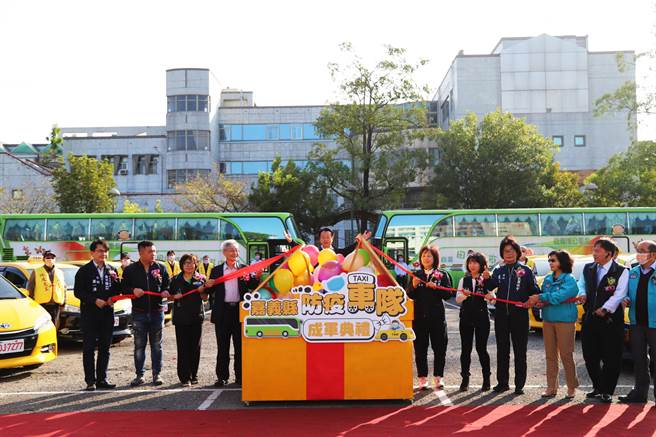 嘉义县政府从14日起，防疫车队服务正式上线，将投入15辆防疫计程车及4辆防疫巴士负责接驳。（嘉义县政府提供∕吕妍庭嘉义传真）