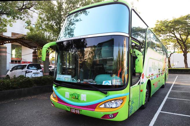 嘉义县政府从明天14日起，防疫车队服务正式上线，将投入15辆防疫计程车及4辆防疫巴士负责接驳。（嘉义县政府提供∕吕妍庭嘉义传真）