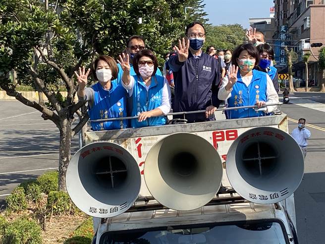 国民党主席朱立伦来嘉义市扫街宣讲，身兼副主席的嘉义市长黄敏惠陪同。（廖素慧摄）