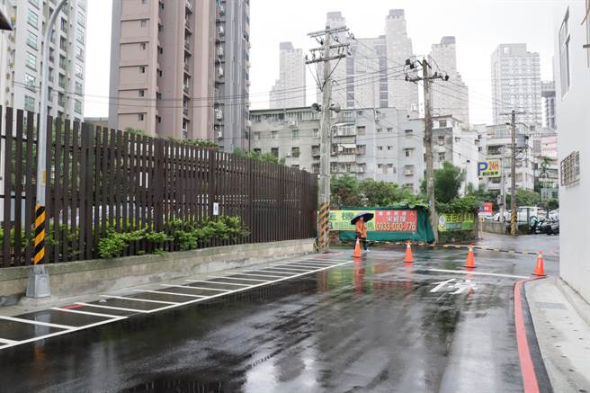 新北市新工处携手永和区公所开辟永和区民享街23巷至智光商工瓶颈道路打通工程，并于今（13日）正式通车启用。（工务局提供）