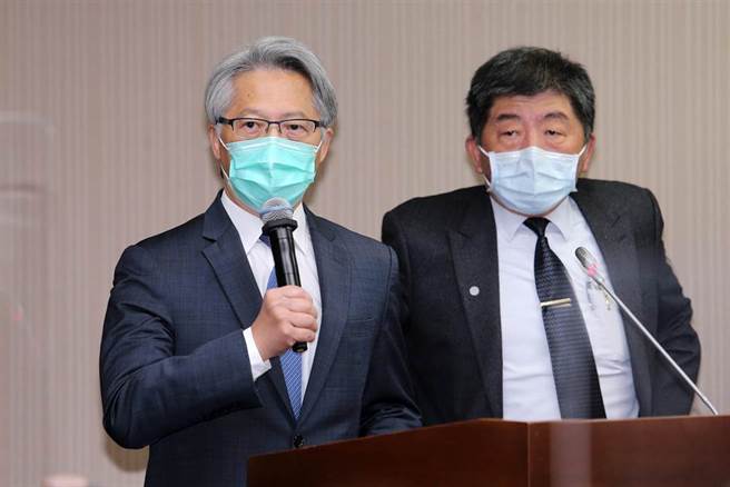 中央研究院院长廖俊智（左）、卫福部长陈时中（右）13日在立法院报告并备质询。（黄世麒摄）
