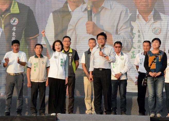 屏东县长潘孟安（前排中）力挺周春米（前排左）接棒延续屏东价值，但却意外掀起党内初选波澜。（林和生摄）