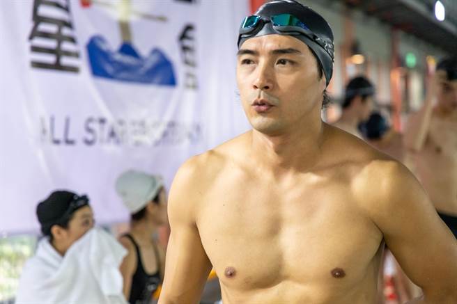 贺军翔在游泳项目表现同样出色。《全明星运动会3》 蓝队成员。（台视提供）